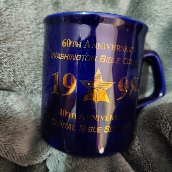 Set of 2 Washington Bible College mugs - Picture 1 of 2